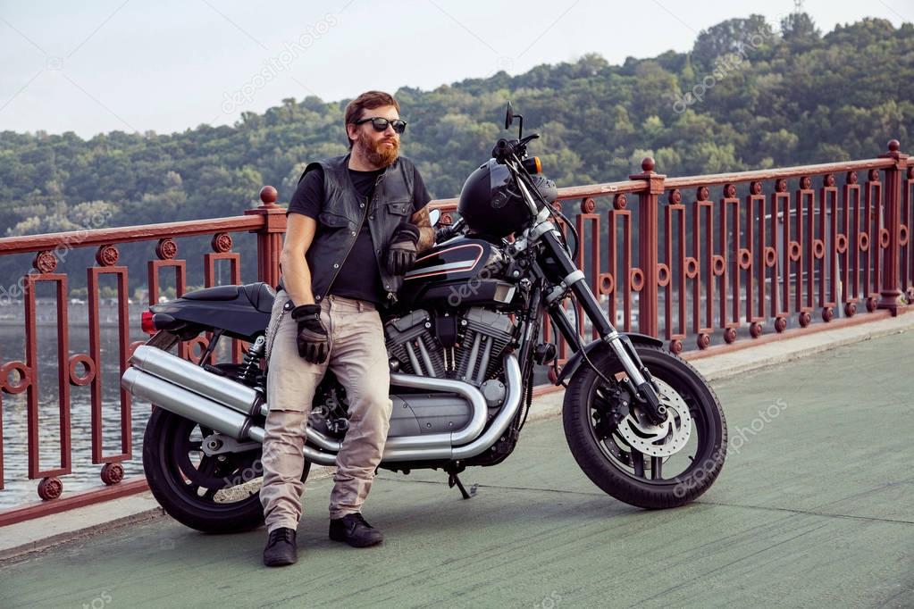 Moto che attraversano un ponte sopra un fiume